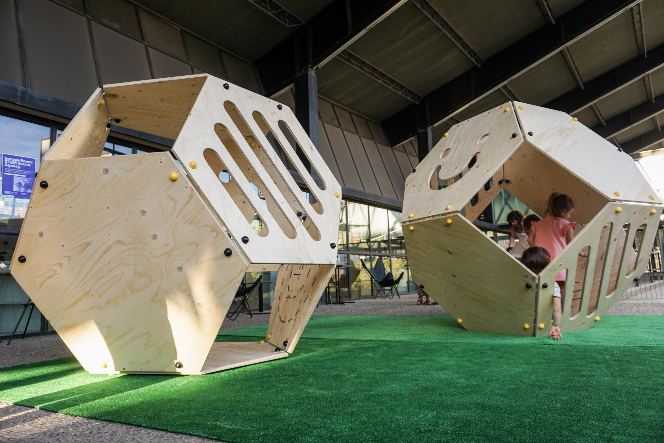 Diseño y construcción de unos artefactos lúdicos para el espacio de dinamización infantil «Gradas abiertas» del Canòdrom - Ateneo de Innovación Digital y Democrática de Barcelona.